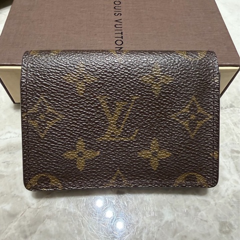 LV路易威登Louis Vuitton  老花精典卡夾、名片夾 有防塵盒 購入於微風廣場LV旗艦店