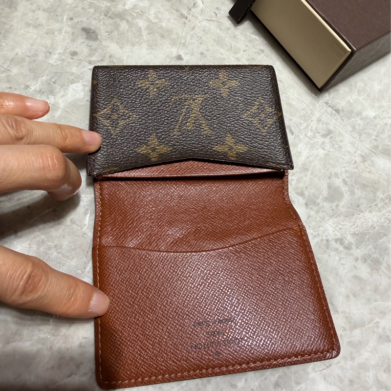 LV路易威登Louis Vuitton  老花精典卡夾、名片夾 有防塵盒 購入於微風廣場LV旗艦店-6