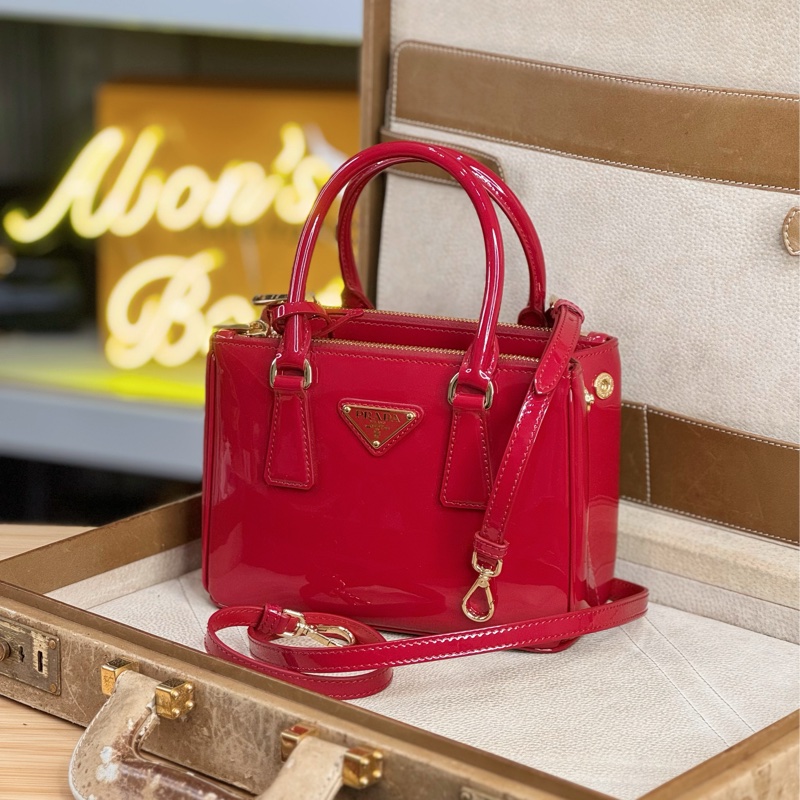 上架中🔑Prada 迷你紅色漆皮手提/斜背包-0