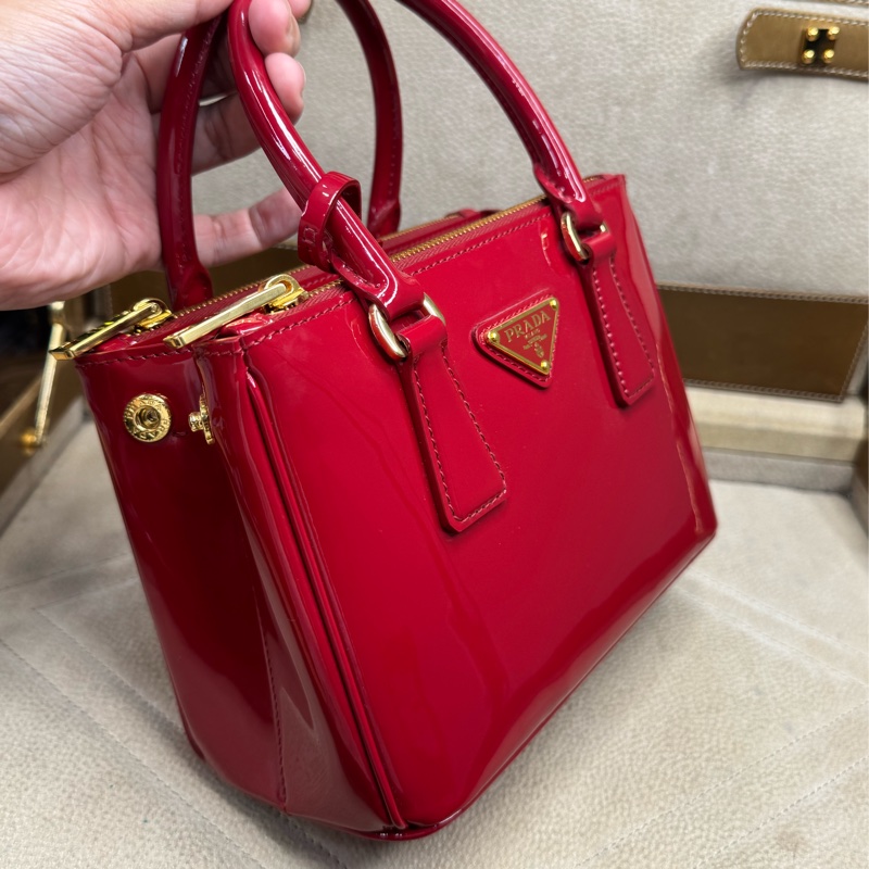 上架中🔑Prada 迷你紅色漆皮手提/斜背包-1