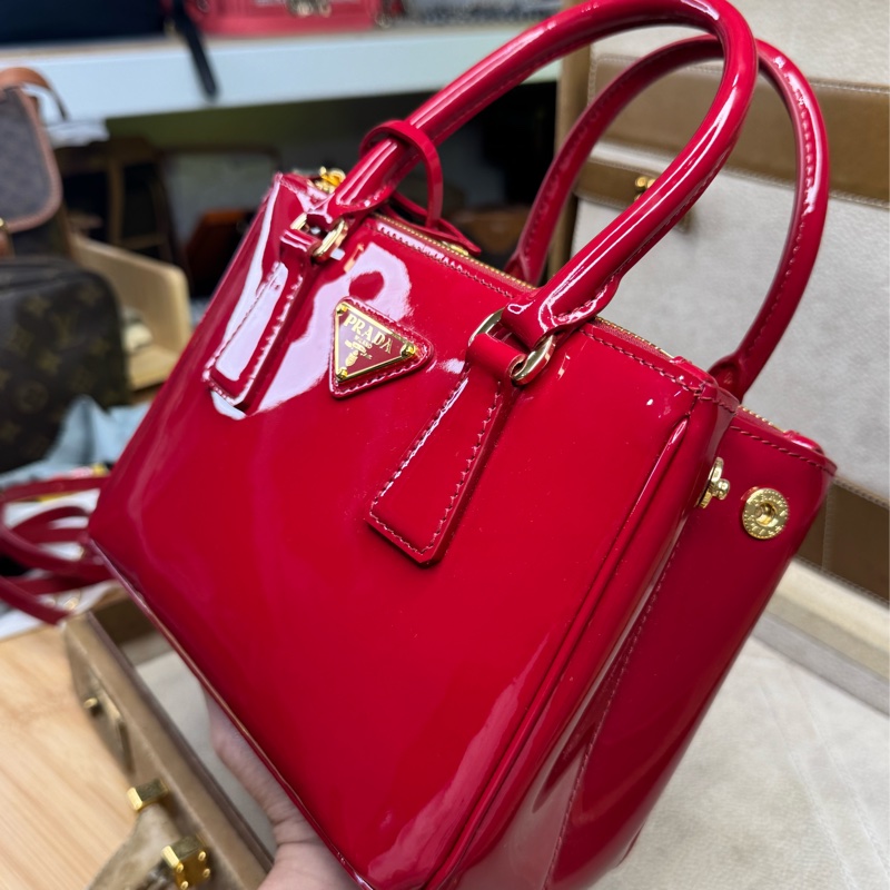 上架中🔑Prada 迷你紅色漆皮手提/斜背包-3