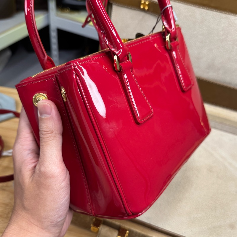 上架中🔑Prada 迷你紅色漆皮手提/斜背包-6