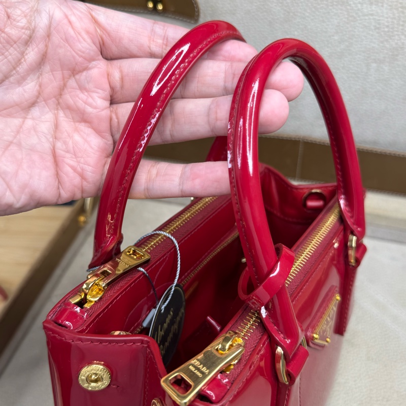 上架中🔑Prada 迷你紅色漆皮手提/斜背包-13