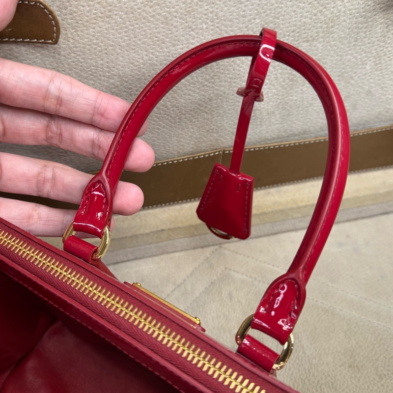 上架中🔑Prada 迷你紅色漆皮手提/斜背包-16