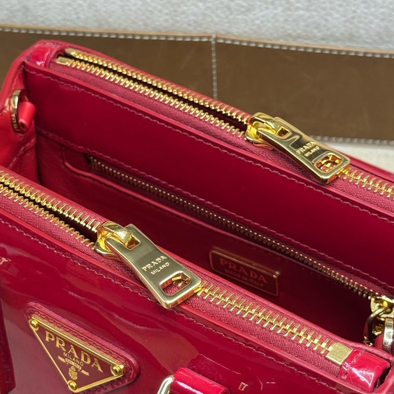 上架中🔑Prada 迷你紅色漆皮手提/斜背包-17