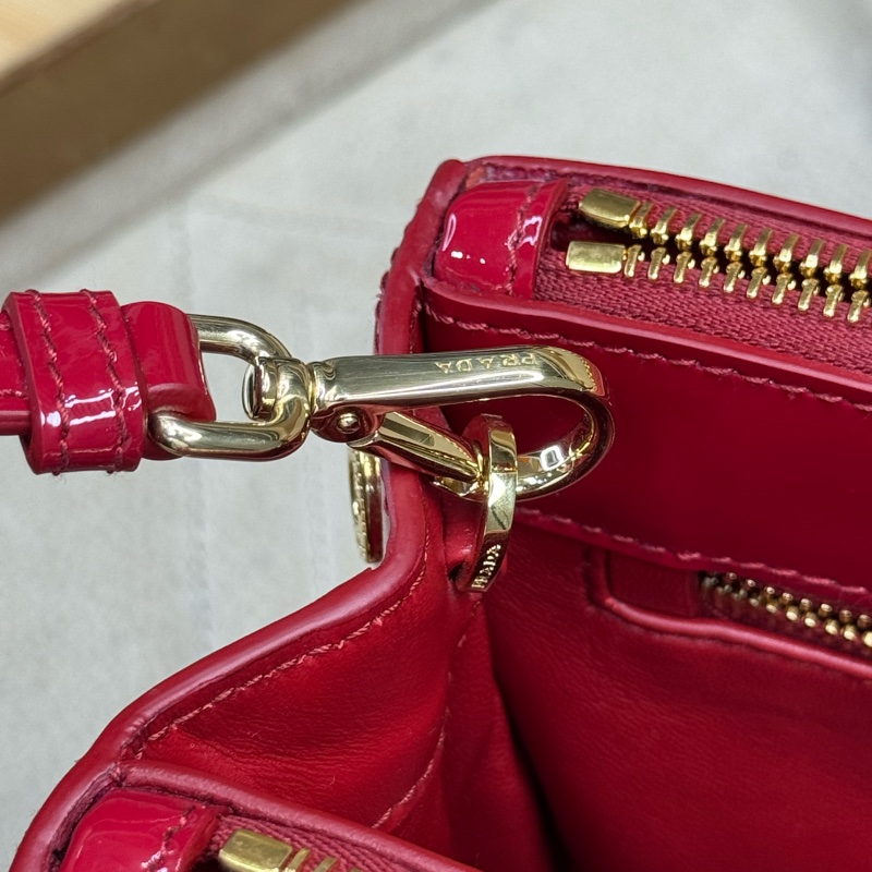 上架中🔑Prada 迷你紅色漆皮手提/斜背包-19