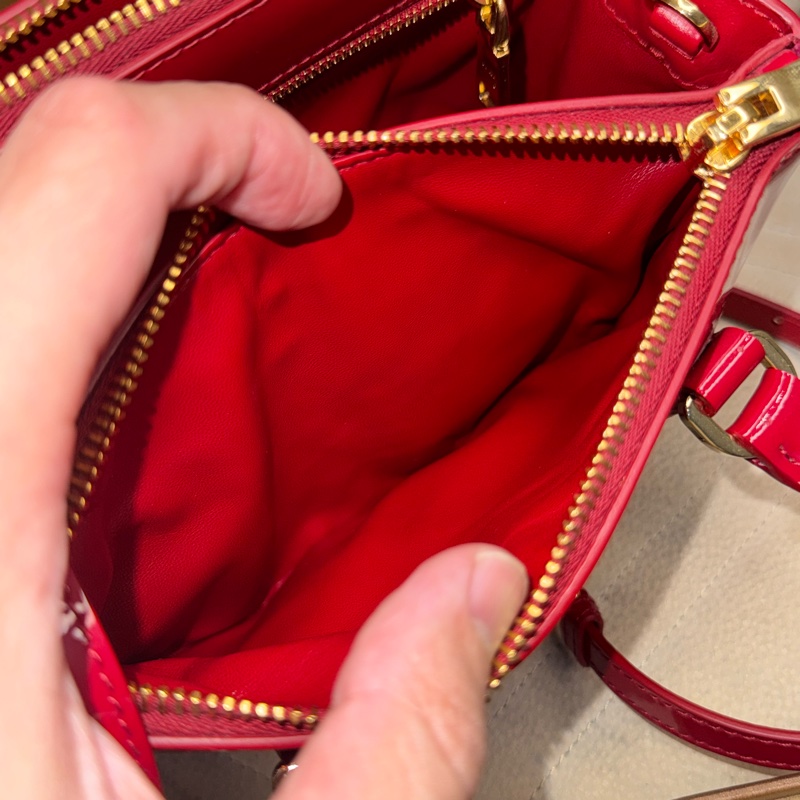 上架中🔑Prada 迷你紅色漆皮手提/斜背包-21