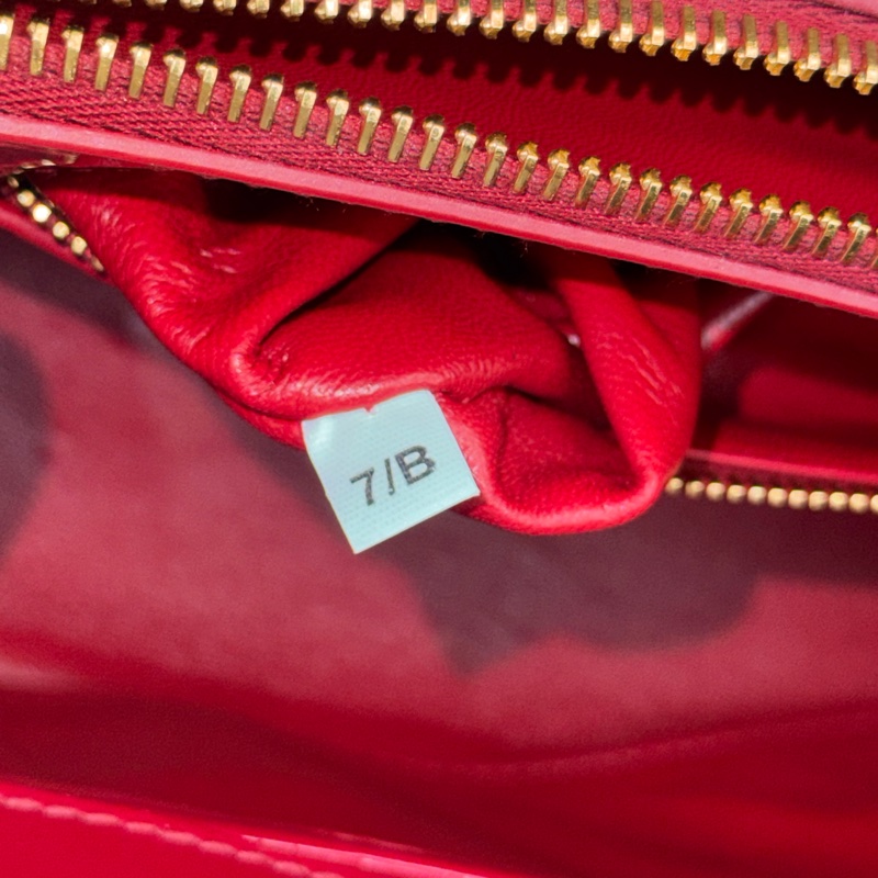 上架中🔑Prada 迷你紅色漆皮手提/斜背包-24