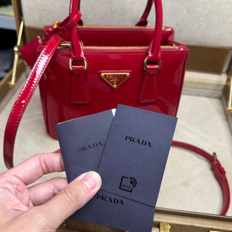 上架中🔑Prada 迷你紅色漆皮手提/斜背包-25