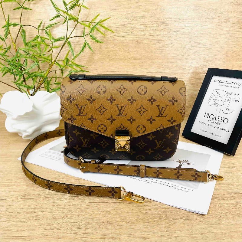 NJ。ZHP 【 LOUIS VUITTON Pochette Metis 拼色老花翻蓋 塗層帆布拼牛皮飾邊 腋下包郵差包單肩斜挎包 女款 花色】-0