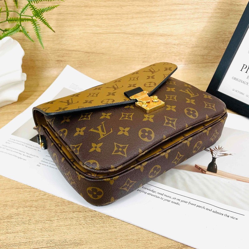 NJ。ZHP 【 LOUIS VUITTON Pochette Metis 拼色老花翻蓋 塗層帆布拼牛皮飾邊 腋下包郵差包單肩斜挎包 女款 花色】-2
