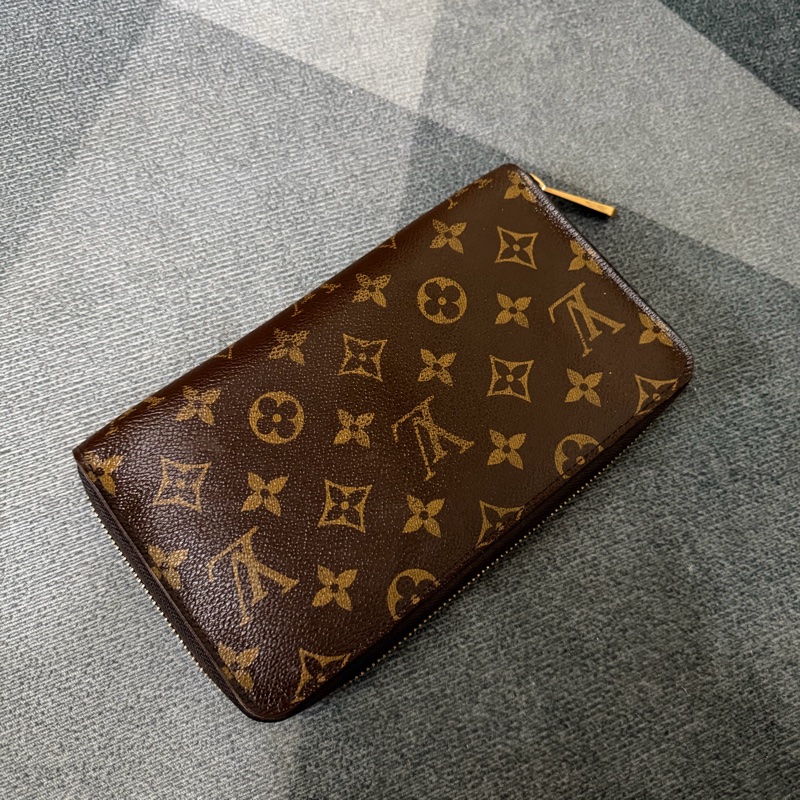 Lv經典老花拉鍊護照長夾 (M60002)停產-1