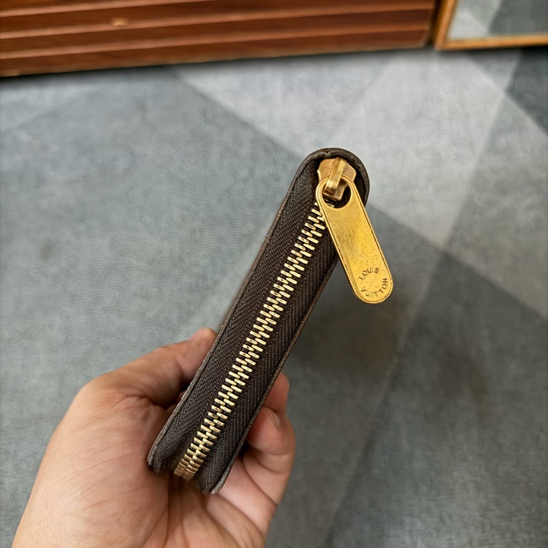 Lv經典老花拉鍊護照長夾 (M60002)停產-2