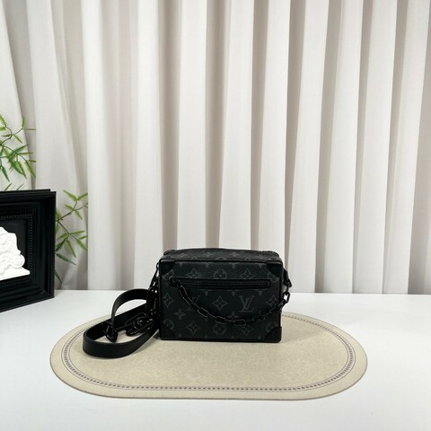 nj spy LV路易威登 芯片款 Soft Trunk 黑武士盒子包 經典黑色壓紋牛皮配Monogram Eclipse老花滿印 搭配黑色樹脂鏈條 簡約大氣 可單肩斜挎 內部黑色襯裡帶拉鍊隔層 空間實用
