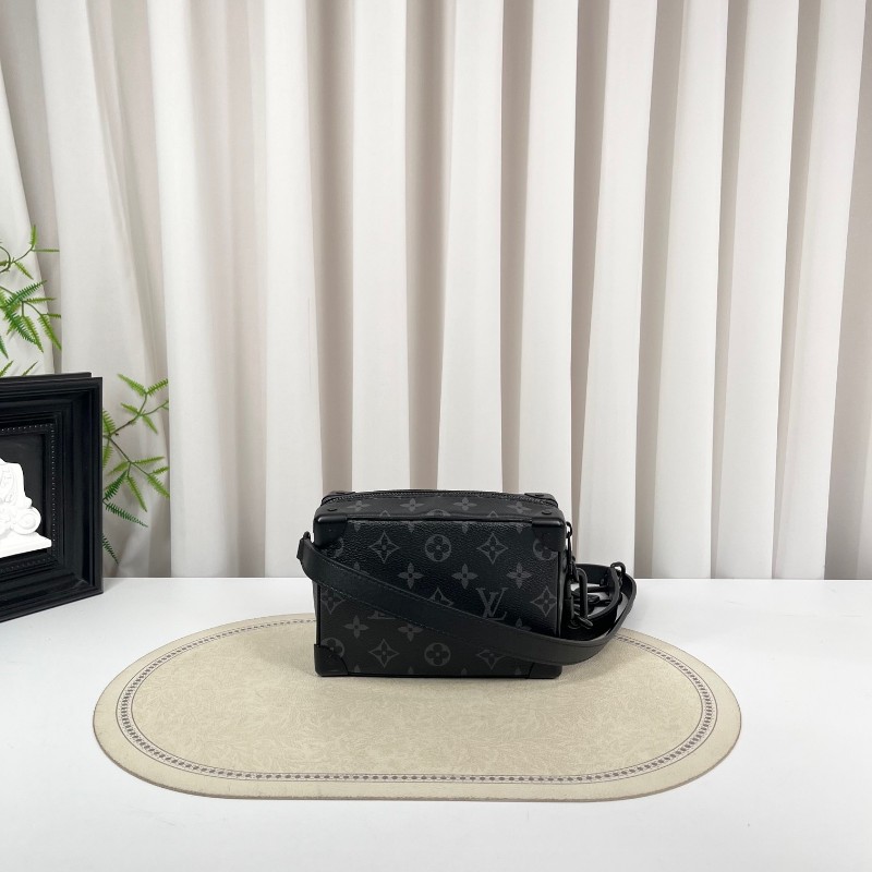 nj spy LV路易威登 芯片款 Soft Trunk 黑武士盒子包 經典黑色壓紋牛皮配Monogram Eclipse老花滿印 搭配黑色樹脂鏈條 簡約大氣 可單肩斜挎 內部黑色襯裡帶拉鍊隔層 空間實用-1