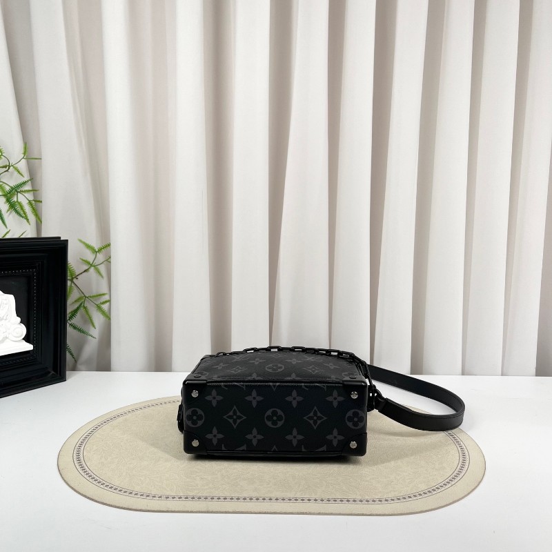 nj spy LV路易威登 芯片款 Soft Trunk 黑武士盒子包 經典黑色壓紋牛皮配Monogram Eclipse老花滿印 搭配黑色樹脂鏈條 簡約大氣 可單肩斜挎 內部黑色襯裡帶拉鍊隔層 空間實用-2