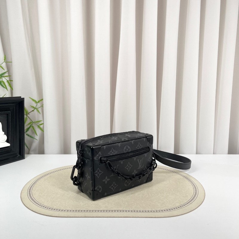 nj spy LV路易威登 芯片款 Soft Trunk 黑武士盒子包 經典黑色壓紋牛皮配Monogram Eclipse老花滿印 搭配黑色樹脂鏈條 簡約大氣 可單肩斜挎 內部黑色襯裡帶拉鍊隔層 空間實用-3