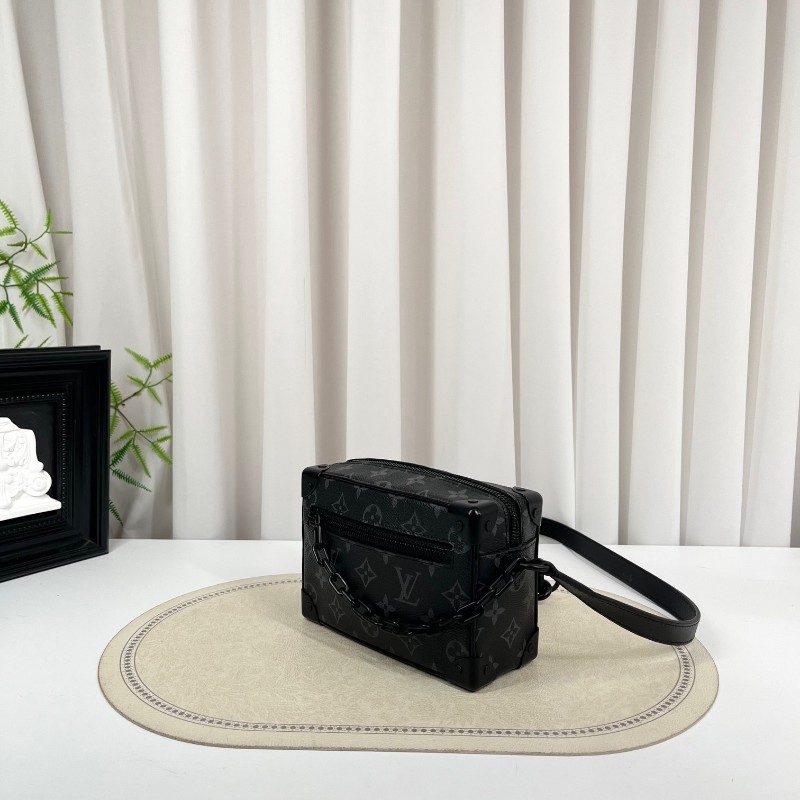 nj spy LV路易威登 芯片款 Soft Trunk 黑武士盒子包 經典黑色壓紋牛皮配Monogram Eclipse老花滿印 搭配黑色樹脂鏈條 簡約大氣 可單肩斜挎 內部黑色襯裡帶拉鍊隔層 空間實用-4