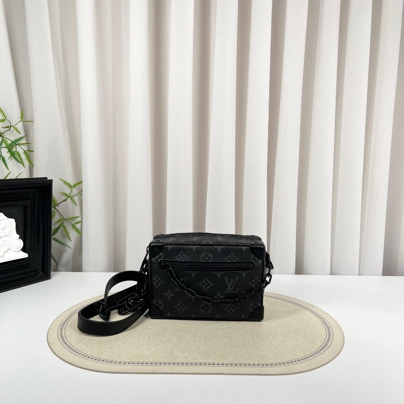 nj spy LV路易威登 芯片款 Soft Trunk 黑武士盒子包 經典黑色壓紋牛皮配Monogram Eclipse老花滿印 搭配黑色樹脂鏈條 簡約大氣 可單肩斜挎 內部黑色襯裡帶拉鍊隔層 空間實用-5