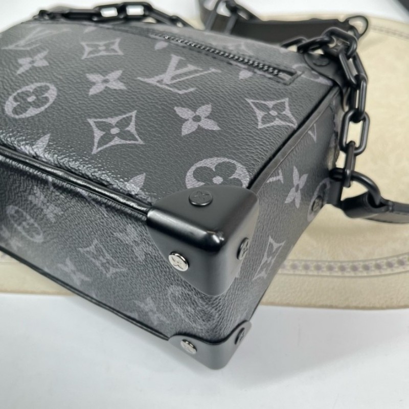 nj spy LV路易威登 芯片款 Soft Trunk 黑武士盒子包 經典黑色壓紋牛皮配Monogram Eclipse老花滿印 搭配黑色樹脂鏈條 簡約大氣 可單肩斜挎 內部黑色襯裡帶拉鍊隔層 空間實用-7