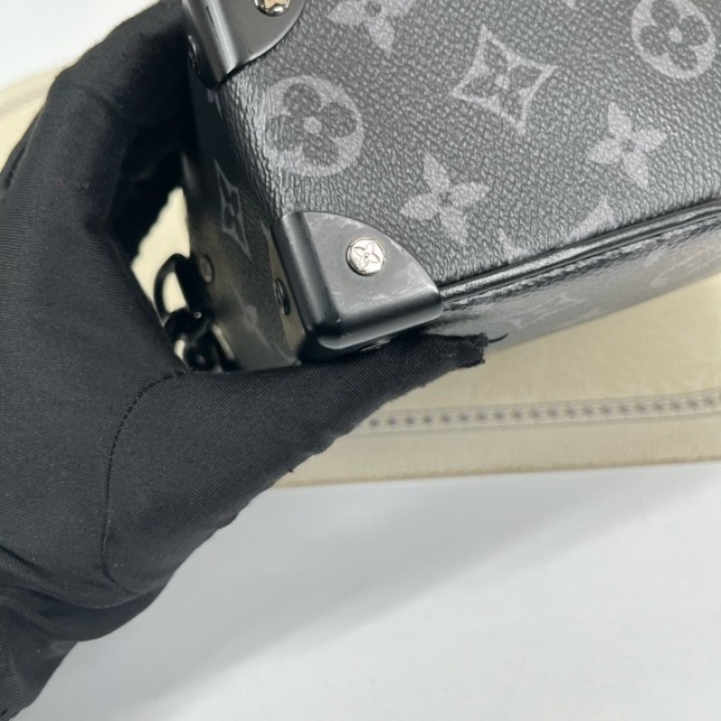 nj spy LV路易威登 芯片款 Soft Trunk 黑武士盒子包 經典黑色壓紋牛皮配Monogram Eclipse老花滿印 搭配黑色樹脂鏈條 簡約大氣 可單肩斜挎 內部黑色襯裡帶拉鍊隔層 空間實用-8