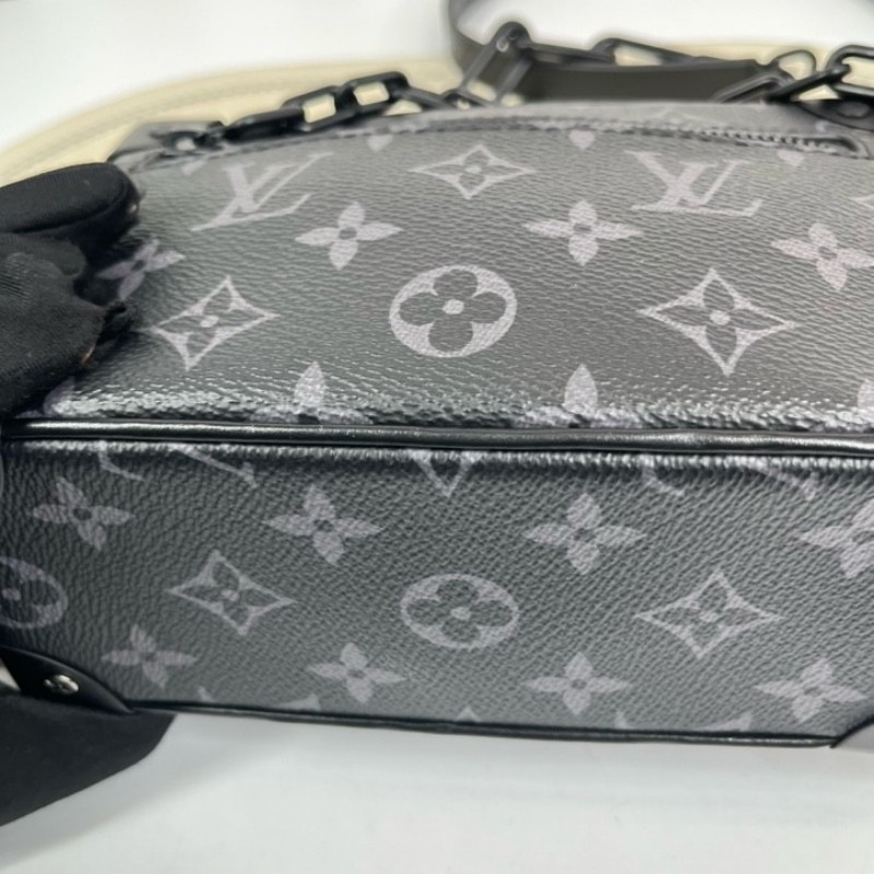 nj spy LV路易威登 芯片款 Soft Trunk 黑武士盒子包 經典黑色壓紋牛皮配Monogram Eclipse老花滿印 搭配黑色樹脂鏈條 簡約大氣 可單肩斜挎 內部黑色襯裡帶拉鍊隔層 空間實用-9