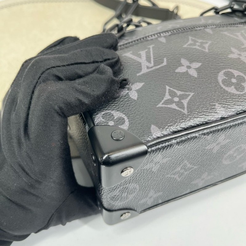 nj spy LV路易威登 芯片款 Soft Trunk 黑武士盒子包 經典黑色壓紋牛皮配Monogram Eclipse老花滿印 搭配黑色樹脂鏈條 簡約大氣 可單肩斜挎 內部黑色襯裡帶拉鍊隔層 空間實用-10