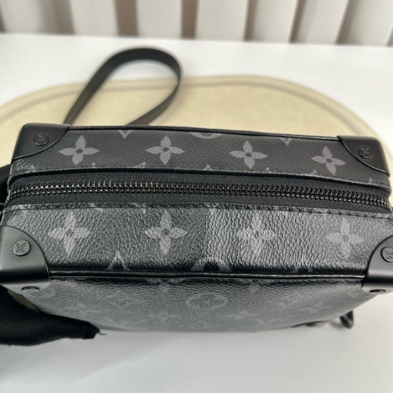 nj spy LV路易威登 芯片款 Soft Trunk 黑武士盒子包 經典黑色壓紋牛皮配Monogram Eclipse老花滿印 搭配黑色樹脂鏈條 簡約大氣 可單肩斜挎 內部黑色襯裡帶拉鍊隔層 空間實用-11