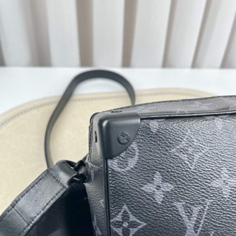 nj spy LV路易威登 芯片款 Soft Trunk 黑武士盒子包 經典黑色壓紋牛皮配Monogram Eclipse老花滿印 搭配黑色樹脂鏈條 簡約大氣 可單肩斜挎 內部黑色襯裡帶拉鍊隔層 空間實用-12