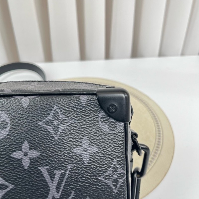 nj spy LV路易威登 芯片款 Soft Trunk 黑武士盒子包 經典黑色壓紋牛皮配Monogram Eclipse老花滿印 搭配黑色樹脂鏈條 簡約大氣 可單肩斜挎 內部黑色襯裡帶拉鍊隔層 空間實用-13