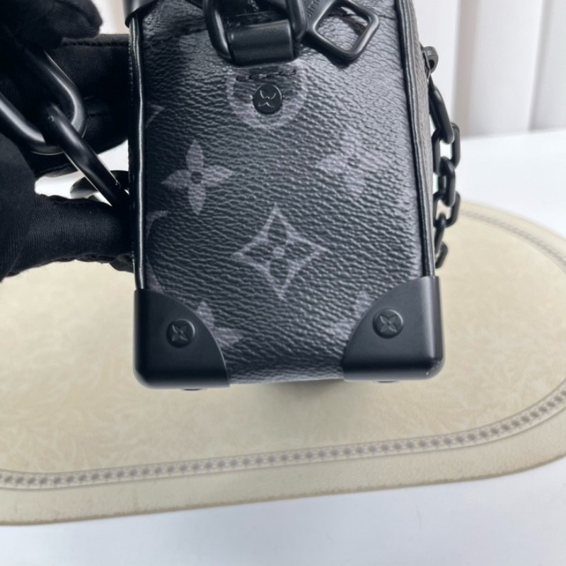nj spy LV路易威登 芯片款 Soft Trunk 黑武士盒子包 經典黑色壓紋牛皮配Monogram Eclipse老花滿印 搭配黑色樹脂鏈條 簡約大氣 可單肩斜挎 內部黑色襯裡帶拉鍊隔層 空間實用-14