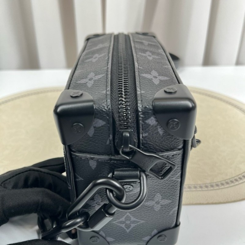 nj spy LV路易威登 芯片款 Soft Trunk 黑武士盒子包 經典黑色壓紋牛皮配Monogram Eclipse老花滿印 搭配黑色樹脂鏈條 簡約大氣 可單肩斜挎 內部黑色襯裡帶拉鍊隔層 空間實用-15