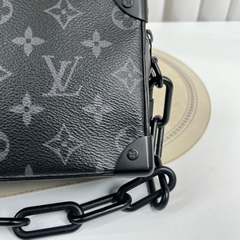 nj spy LV路易威登 芯片款 Soft Trunk 黑武士盒子包 經典黑色壓紋牛皮配Monogram Eclipse老花滿印 搭配黑色樹脂鏈條 簡約大氣 可單肩斜挎 內部黑色襯裡帶拉鍊隔層 空間實用-16