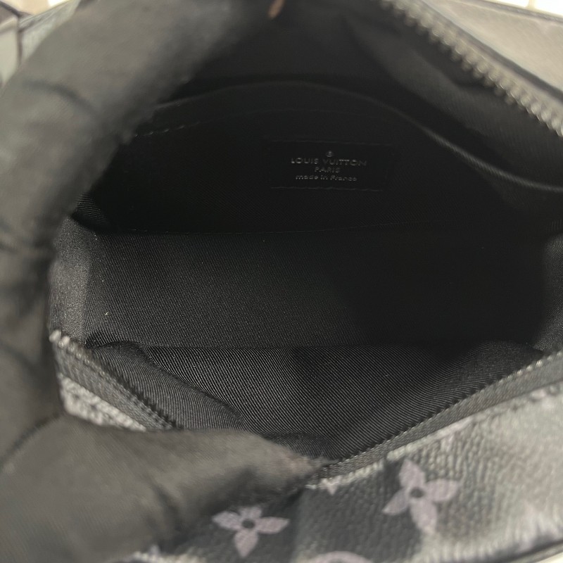 nj spy LV路易威登 芯片款 Soft Trunk 黑武士盒子包 經典黑色壓紋牛皮配Monogram Eclipse老花滿印 搭配黑色樹脂鏈條 簡約大氣 可單肩斜挎 內部黑色襯裡帶拉鍊隔層 空間實用-17