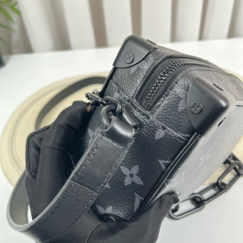 nj spy LV路易威登 芯片款 Soft Trunk 黑武士盒子包 經典黑色壓紋牛皮配Monogram Eclipse老花滿印 搭配黑色樹脂鏈條 簡約大氣 可單肩斜挎 內部黑色襯裡帶拉鍊隔層 空間實用-18