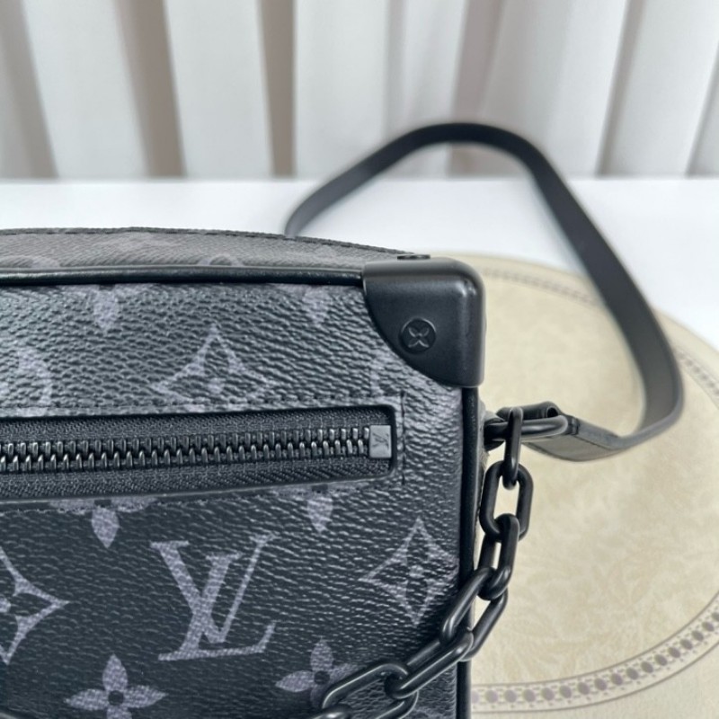 nj spy LV路易威登 芯片款 Soft Trunk 黑武士盒子包 經典黑色壓紋牛皮配Monogram Eclipse老花滿印 搭配黑色樹脂鏈條 簡約大氣 可單肩斜挎 內部黑色襯裡帶拉鍊隔層 空間實用-20