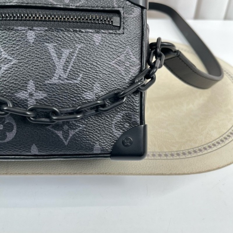 nj spy LV路易威登 芯片款 Soft Trunk 黑武士盒子包 經典黑色壓紋牛皮配Monogram Eclipse老花滿印 搭配黑色樹脂鏈條 簡約大氣 可單肩斜挎 內部黑色襯裡帶拉鍊隔層 空間實用-21