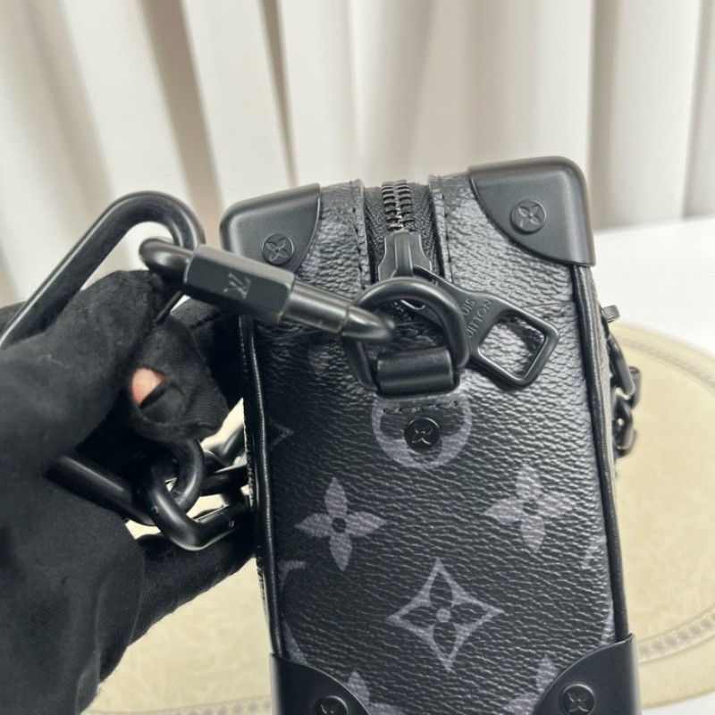 nj spy LV路易威登 芯片款 Soft Trunk 黑武士盒子包 經典黑色壓紋牛皮配Monogram Eclipse老花滿印 搭配黑色樹脂鏈條 簡約大氣 可單肩斜挎 內部黑色襯裡帶拉鍊隔層 空間實用-22
