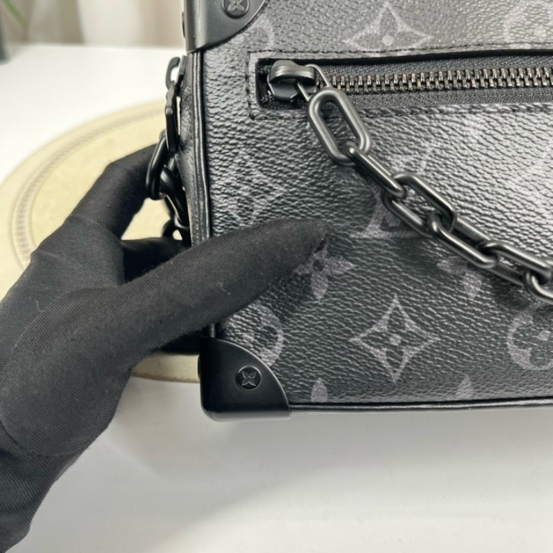 nj spy LV路易威登 芯片款 Soft Trunk 黑武士盒子包 經典黑色壓紋牛皮配Monogram Eclipse老花滿印 搭配黑色樹脂鏈條 簡約大氣 可單肩斜挎 內部黑色襯裡帶拉鍊隔層 空間實用-23