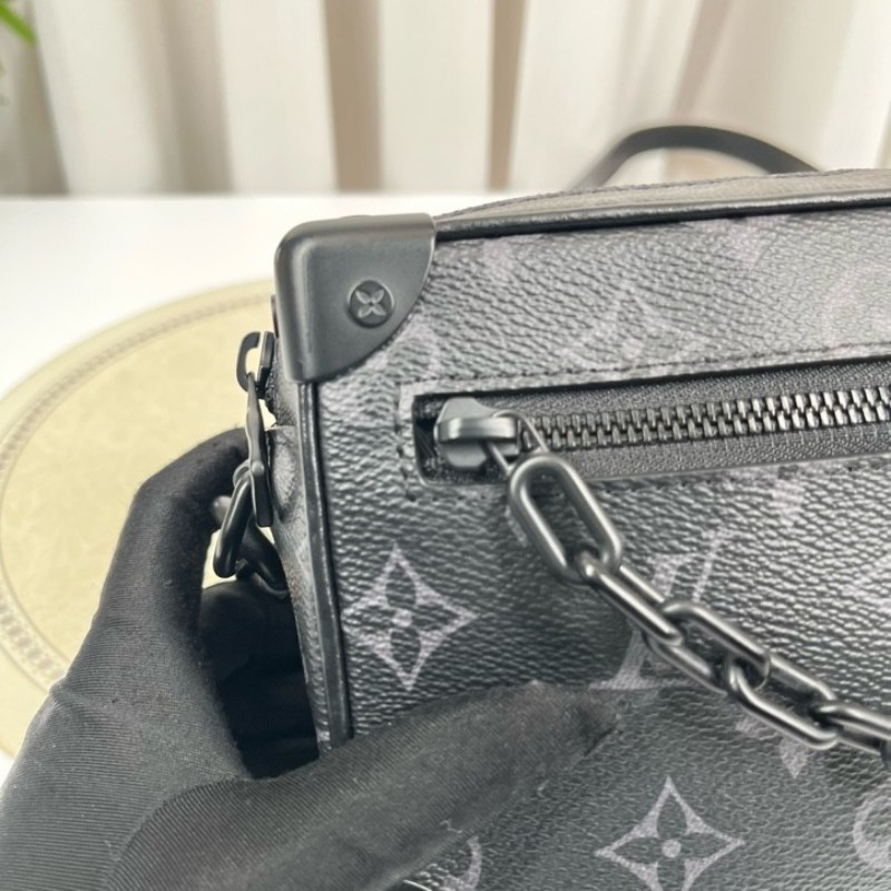 nj spy LV路易威登 芯片款 Soft Trunk 黑武士盒子包 經典黑色壓紋牛皮配Monogram Eclipse老花滿印 搭配黑色樹脂鏈條 簡約大氣 可單肩斜挎 內部黑色襯裡帶拉鍊隔層 空間實用-24
