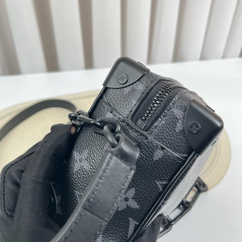 nj spy LV路易威登 芯片款 Soft Trunk 黑武士盒子包 經典黑色壓紋牛皮配Monogram Eclipse老花滿印 搭配黑色樹脂鏈條 簡約大氣 可單肩斜挎 內部黑色襯裡帶拉鍊隔層 空間實用-25