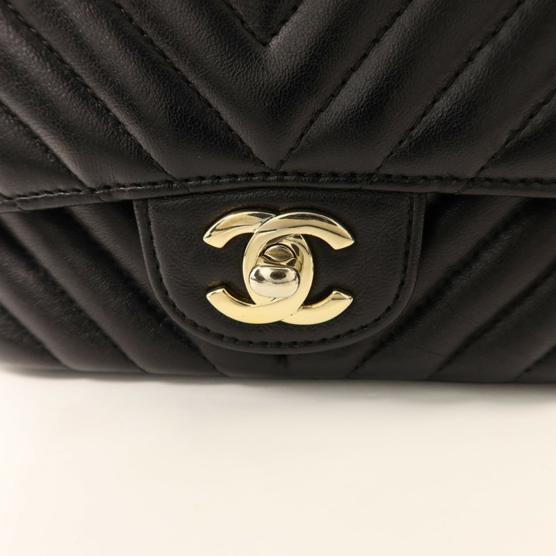 CHANEL 羊皮皮革Mini Classic 17金扣鏈帶肩背袋-10