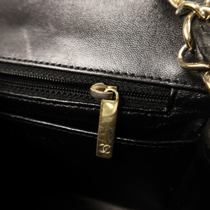 CHANEL 羊皮皮革Mini Classic 17金扣鏈帶肩背袋-11