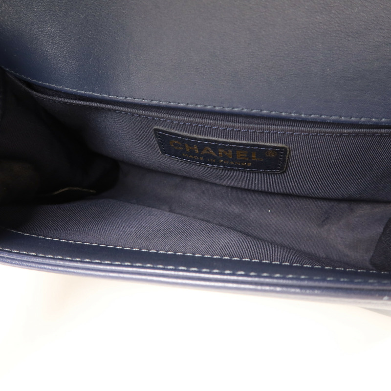 CHANEL 羊皮皮革Boy 20金扣鏈帶肩背袋-4