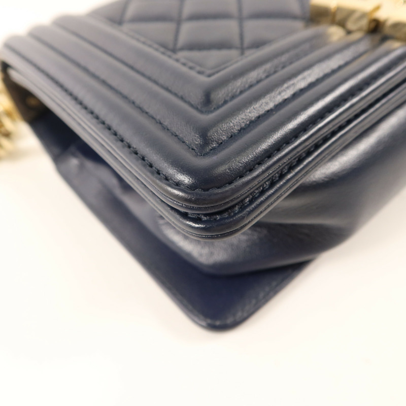 CHANEL 羊皮皮革Boy 20金扣鏈帶肩背袋-13