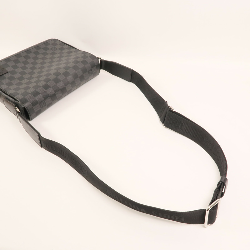 LOUIS VUITTON Damier Graphite District PM Messenger銀扣肩背袋-6