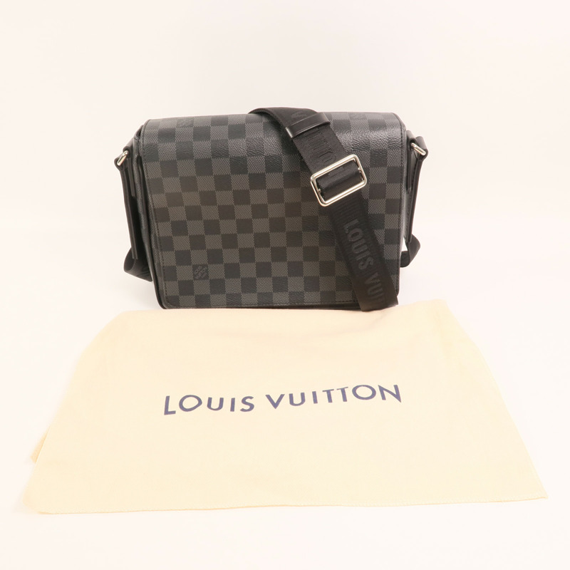 LOUIS VUITTON Damier Graphite District PM Messenger銀扣肩背袋-7