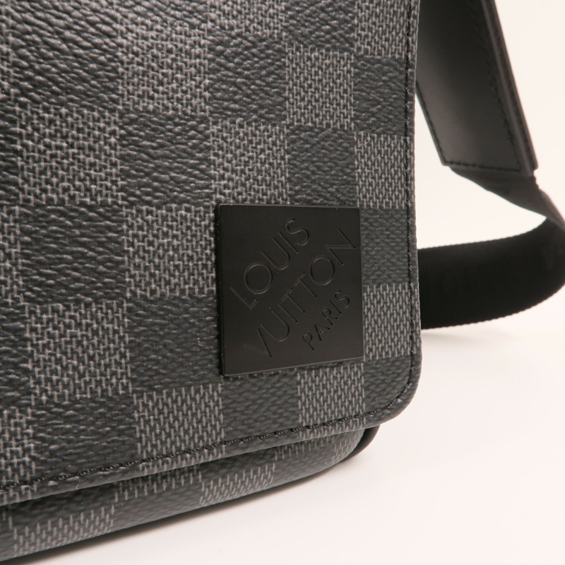 LOUIS VUITTON Damier Graphite District PM Messenger銀扣肩背袋-8