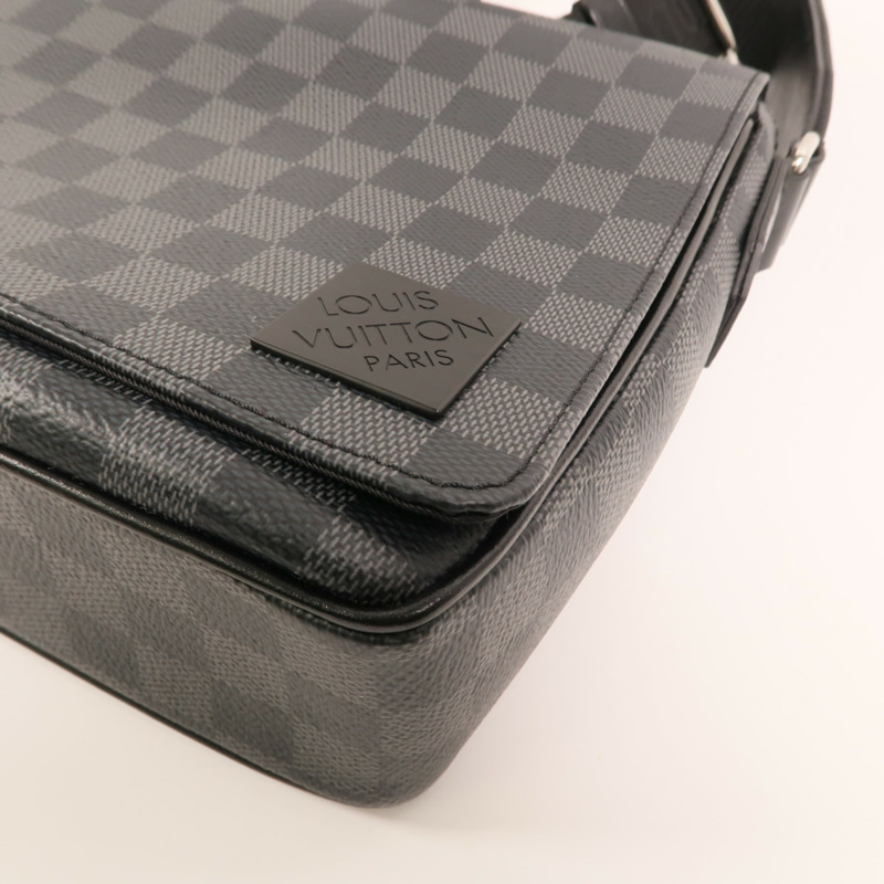 LOUIS VUITTON Damier Graphite District PM Messenger銀扣肩背袋-10