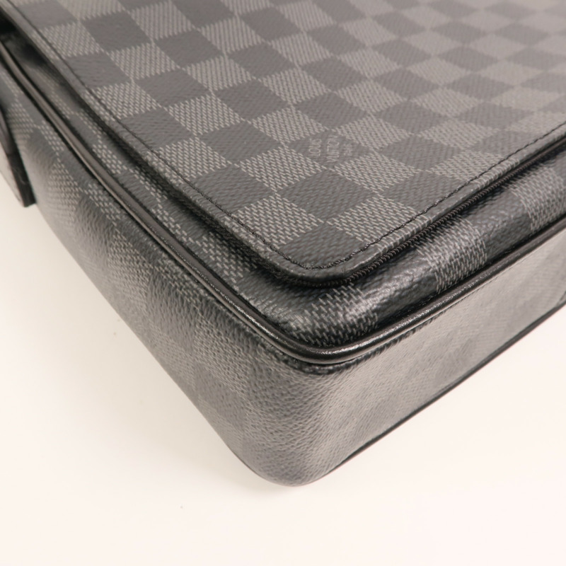 LOUIS VUITTON Damier Graphite District PM Messenger銀扣肩背袋-11